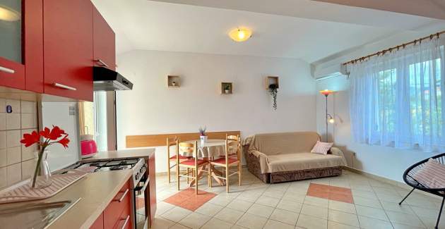 Apartment Tiha Lili 4 – 10 m from Beach, Sea View