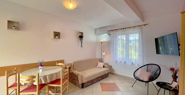 Apartment Tiha Lili 4 – 10 m from Beach, Sea View