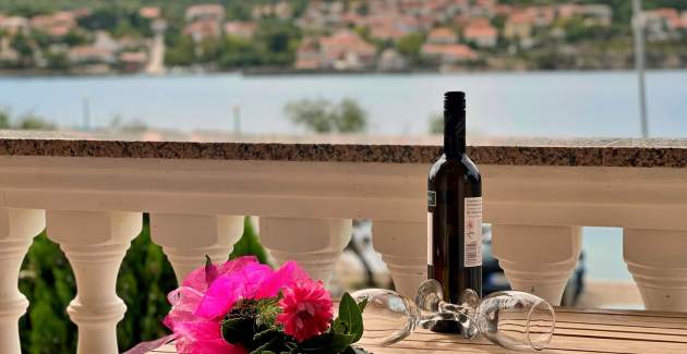 Apartment Tiha Lili 1 – 10 m from Beach, Sea View