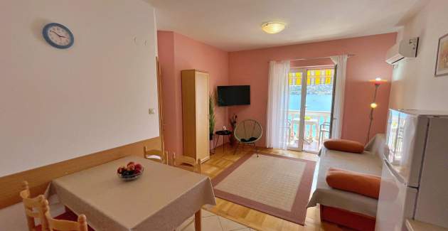 Apartment Tiha Lili 3 – 10 m from the Beach, Sea View