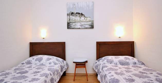 Apartment Bujas – 160 m from Sea and Beach