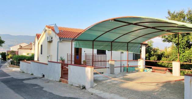 Apartment Bujas – 160 m from Sea and Beach