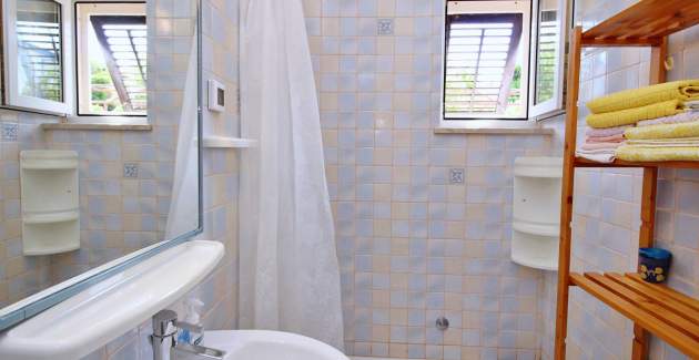 Apartment Bujas – 160 m from Sea and Beach