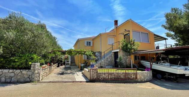 Apartman Mara A4 – terasa i pogled na vrt