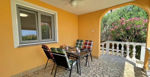 Apartman Mara A4 – terasa i pogled na vrt