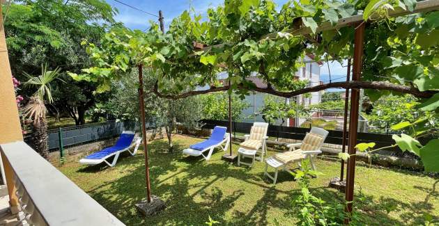 Apartman Mara A4 – terasa i pogled na vrt