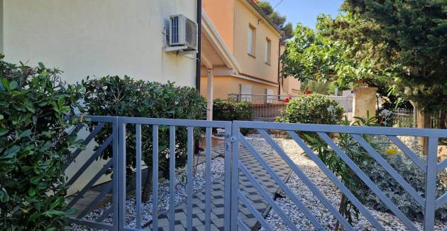 Apartment Brnic AQ P - with covered Terrace, 90 m from the Beach