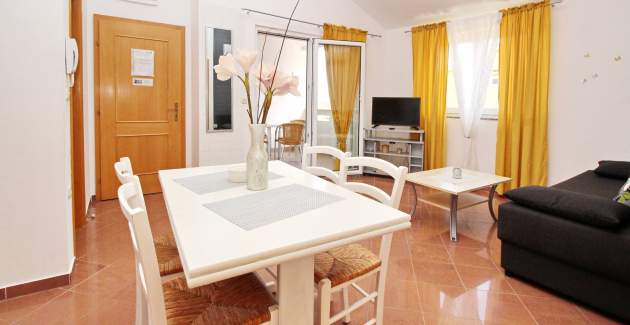 Apartment Brnic Nar. brdo - mit Balkon, 350 m vom Strand entfernt