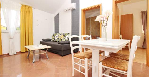 Apartment Brnic Nar. brdo - mit Balkon, 350 m vom Strand entfernt