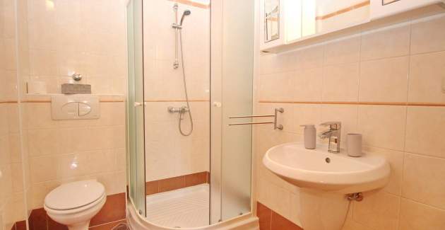 Apartment Brnic Nar. brdo - mit Balkon, 350 m vom Strand entfernt