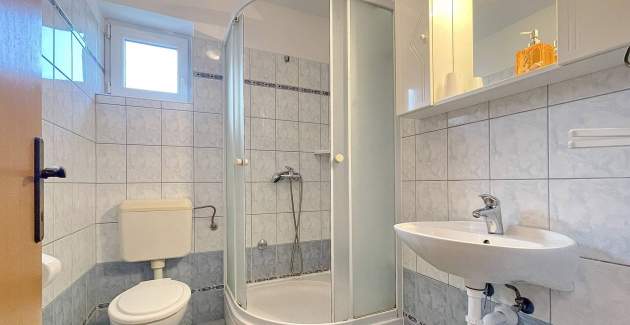 Capic Z5 – Apartment mit Balkon und Parkplatz, 300 m vom Strand entfernt