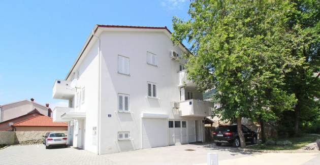 Apartment Cugalj – mit Balkon, 1. Stock, 300 m vom Strand entfernt