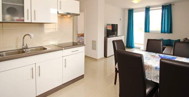 Apartment Cugalj – mit Balkon, 1. Stock, 300 m vom Strand entfernt