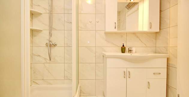 Apartment Cugalj – mit Balkon, 1. Stock, 300 m vom Strand entfernt