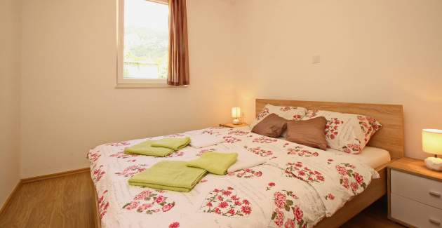 Apartment Cugalj – mit Balkon, 1. Stock, 300 m vom Strand entfernt