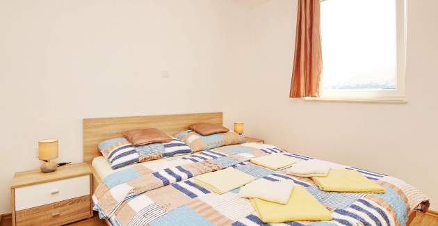 Apartment Cugalj – mit Balkon, 1. Stock, 300 m vom Strand entfernt