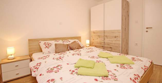 Apartment Cugalj – mit Balkon, 1. Stock, 300 m vom Strand entfernt