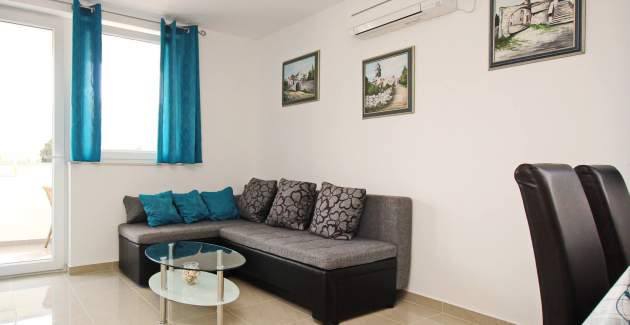 Apartment Cugalj – mit Balkon, 1. Stock, 300 m vom Strand entfernt