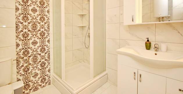 Apartment Cugalj – mit Balkon, 1. Stock, 300 m vom Strand entfernt