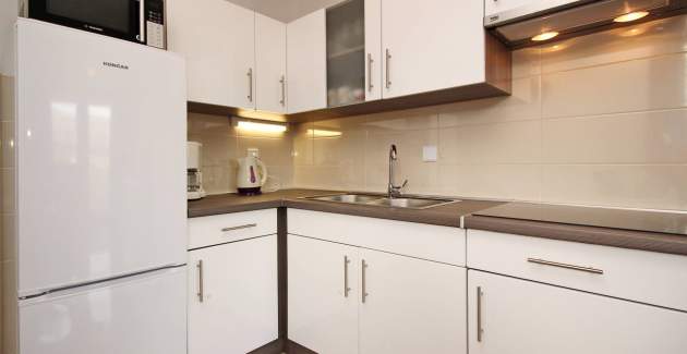 Apartment Cugalj – mit Balkon, 1. Stock, 300 m vom Strand entfernt