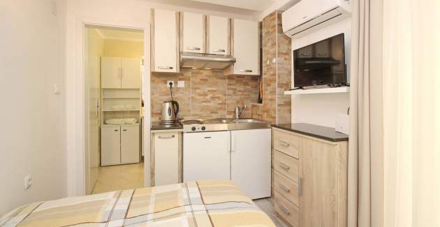 Studio Cugalj - with covered Terrace, 300m from the Beach