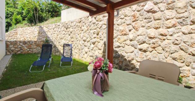 Studio Cugalj - with covered Terrace, 300m from the Beach