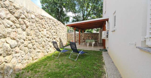 Studio Cugalj - with covered Terrace, 300m from the Beach