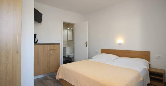 Soba Dekanić br.4 – s mini hladnjakom i balkonom