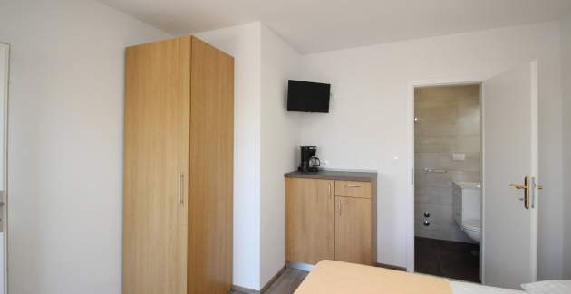 Soba Dekanić br.4 – s mini hladnjakom i balkonom