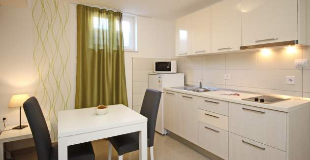 Monolocale Gorica 2 n.11 – con piscina, al piano seminterrato