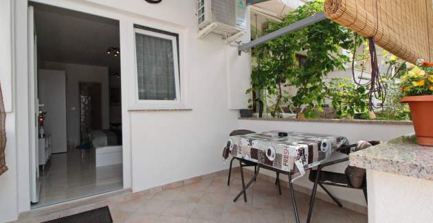 Monolocale Karamarko – con terrazza coperta