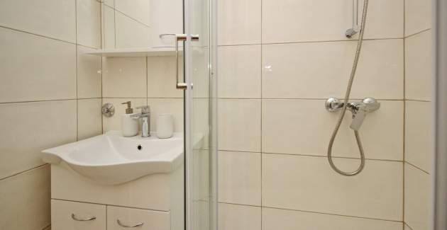 Monolocale Karamarko – con terrazza coperta