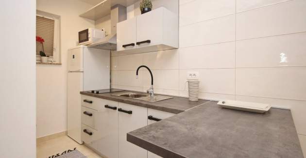 Monolocale Karamarko – con terrazza coperta