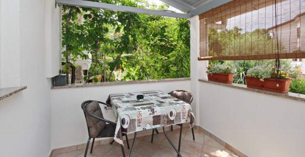 Monolocale Karamarko – con terrazza coperta