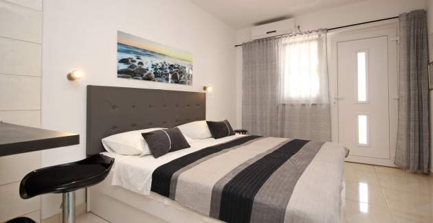 Monolocale Karamarko – con terrazza coperta