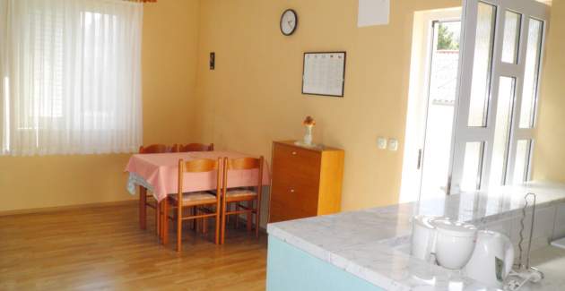 Standardni apartman Klaric Prvić – 200 m od plaže, s balkonom