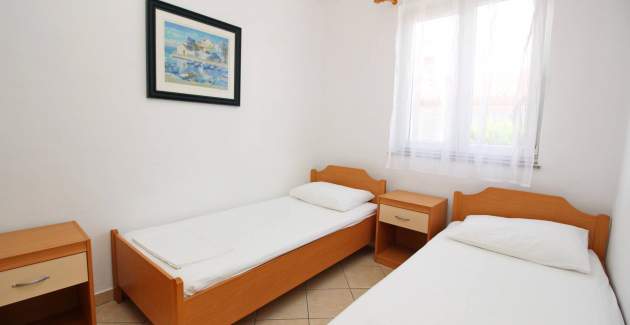 Apartman Lovinčić No.1 – s terasom, 200 m od plaže