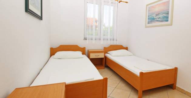 Apartman Lovinčić No.1 – s terasom, 200 m od plaže