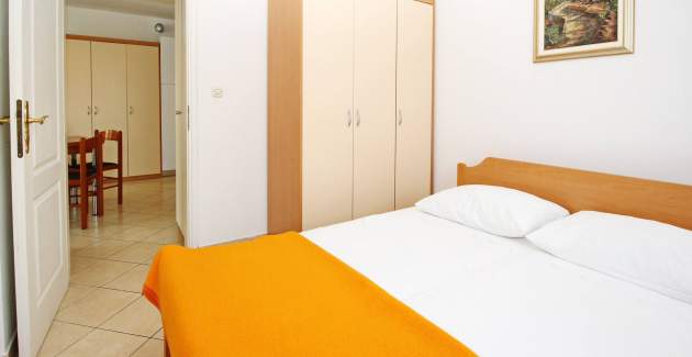 Apartman Lovinčić No.1 – s terasom, 200 m od plaže