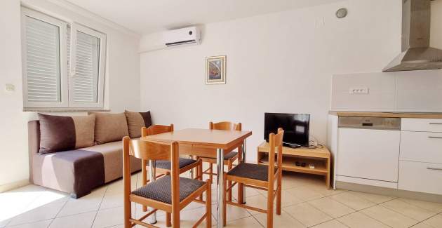 Apartman Lovinčić No.1 – s terasom, 200 m od plaže