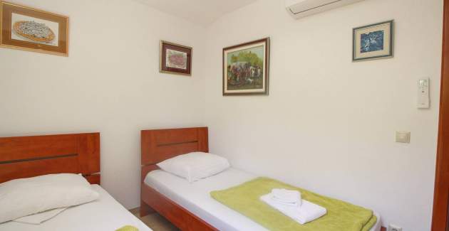 Apartment Mrkus brdo - with Balcony, near the Beach