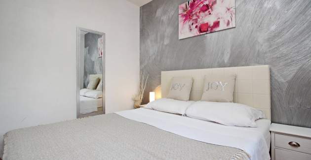 Apartman Lana priz - blizu centra i plaže