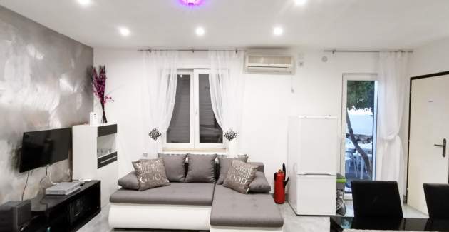 Apartman Lana priz - blizu centra i plaže