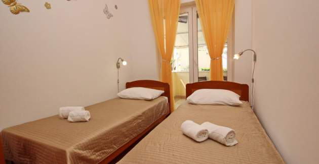 Apartman Zarok Beach Holiday A4 - blizu plaže, s balkonom