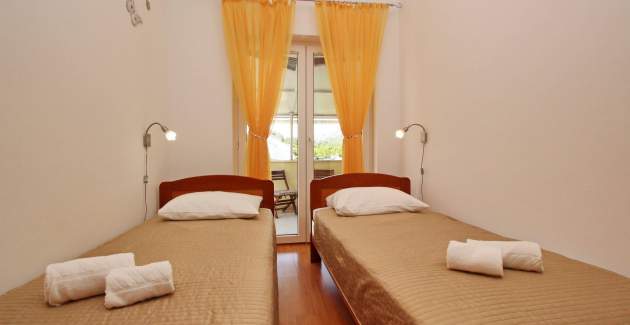 Apartman Zarok Beach Holiday A4 - blizu plaže, s balkonom