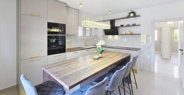 Modernes Apartment Gabrijela für 4 Personen – mit Balkon, 450 m vom Strand entfernt