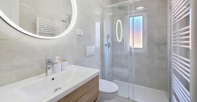 Modernes Apartment Gabrijela für 4 Personen – mit Balkon, 450 m vom Strand entfernt