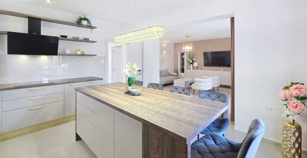 Modernes Apartment Gabrijela für 4 Personen – mit Balkon, 450 m vom Strand entfernt