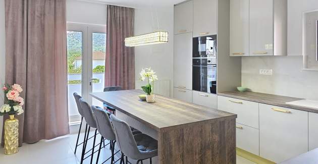 Modernes Apartment Gabrijela für 4 Personen – mit Balkon, 450 m vom Strand entfernt