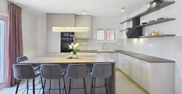 Modernes Apartment Gabrijela für 4 Personen – mit Balkon, 450 m vom Strand entfernt